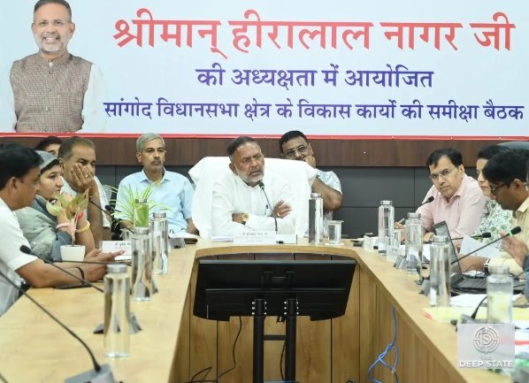 Photo 1: Rajasthan Energy Minister Heeralal Nagar chairs the development review meeting in Kota before the unexpected power outage.